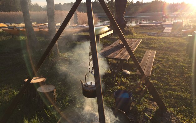 Kajakgäster fikar och planerar inför kajaktur i Gräsö skärgård.